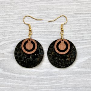 Boucles d'oreilles ROND (Sapelli, cuir serpent noir et doré)