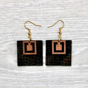Boucles d'oreilles CARRÉ (Sapelli, cuir "daim" serpent noir et doré)