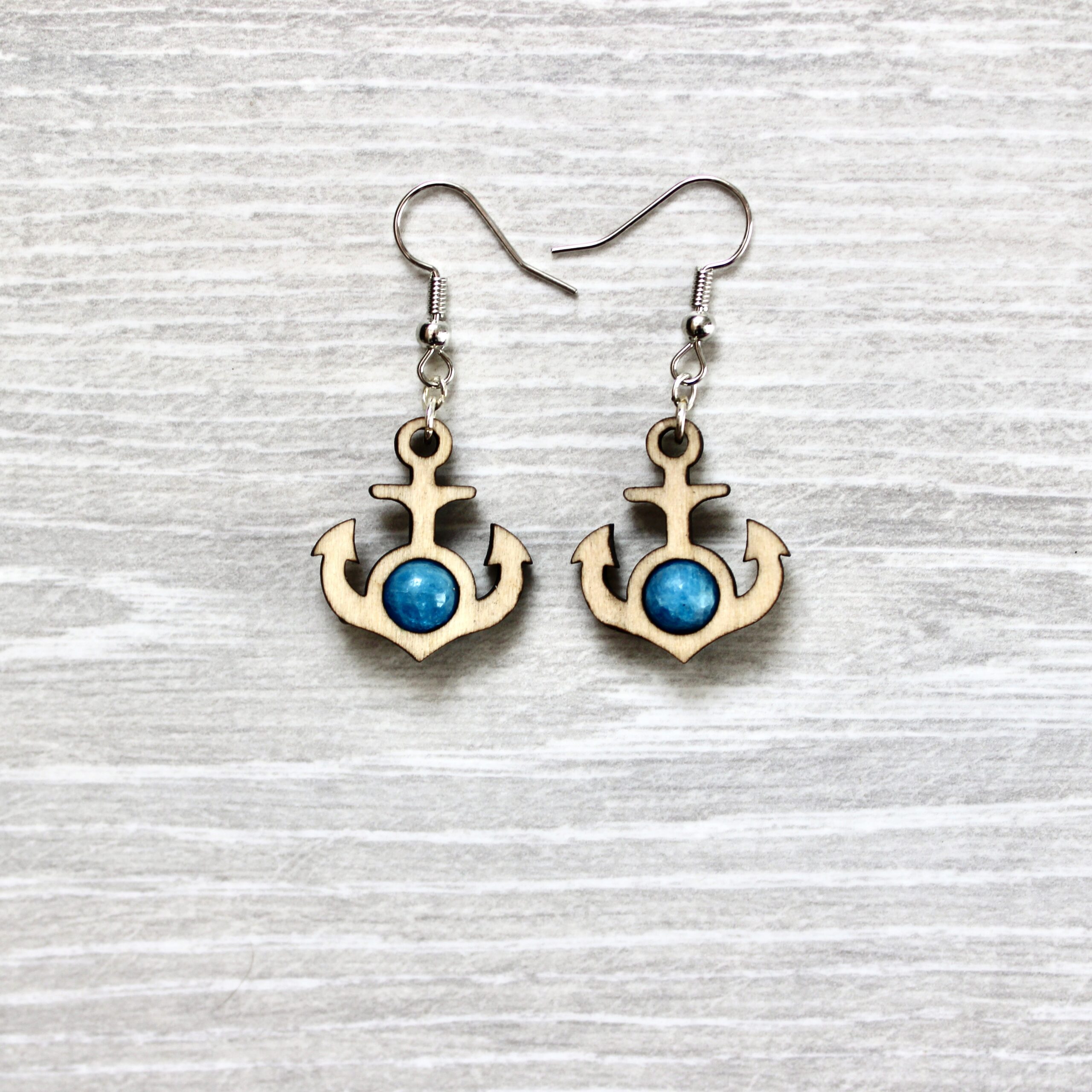 Boucles d'oreilles PETITE ANCRE (Tilleul, Apatite bleue 6 mm)