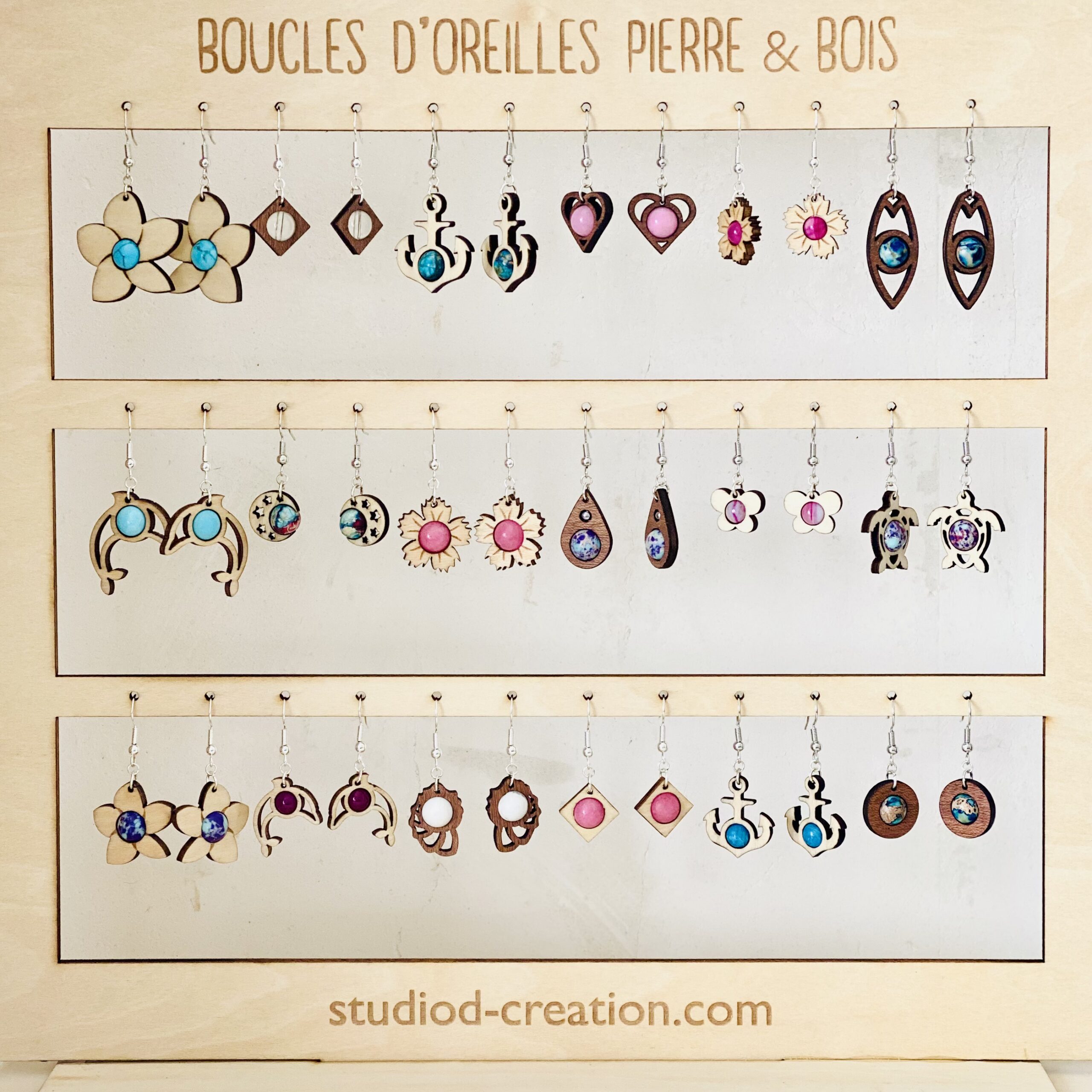 Boucles d'oreilles PETITE ANCRE (Tilleul, Apatite bleue 6 mm) – Image 2